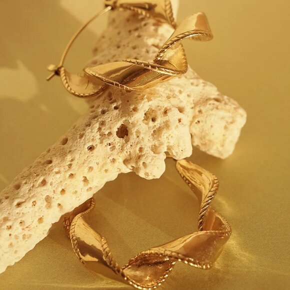 FRANCES GOLD TWISTED HOOP EARRINGS/NWT - Picture 2 of 5